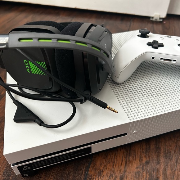 Xbox One S (plus remote and headphones) - Picture 4 of 10